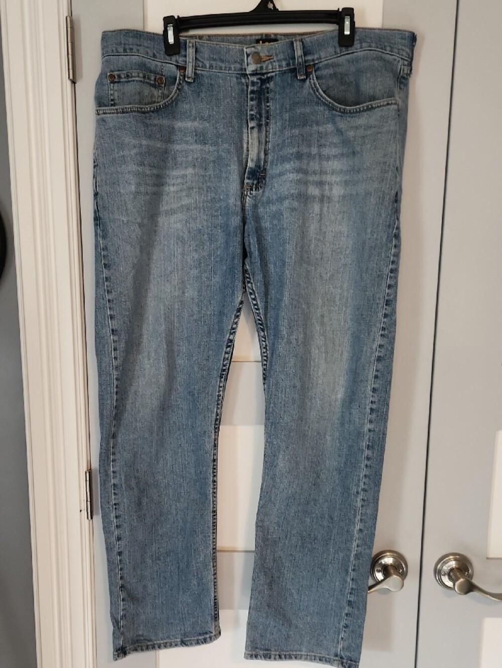 Lee Men’s Light Blue Relaxed Fit Jeans, size 38x30.